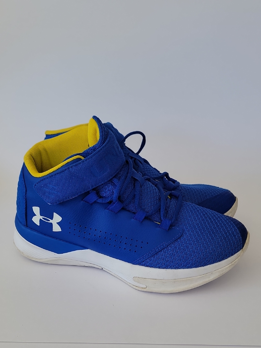 Under Armour Get B Zee Color Blue Basketball Shoes Sneakers Size 5Y, Use…